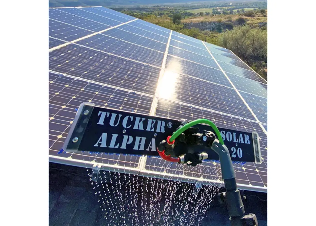 Profesjonalne czyszczenie paneli fotowoltaicznych Tucker Alpha Solar 20. Woda spływa po czystych ogniwach.