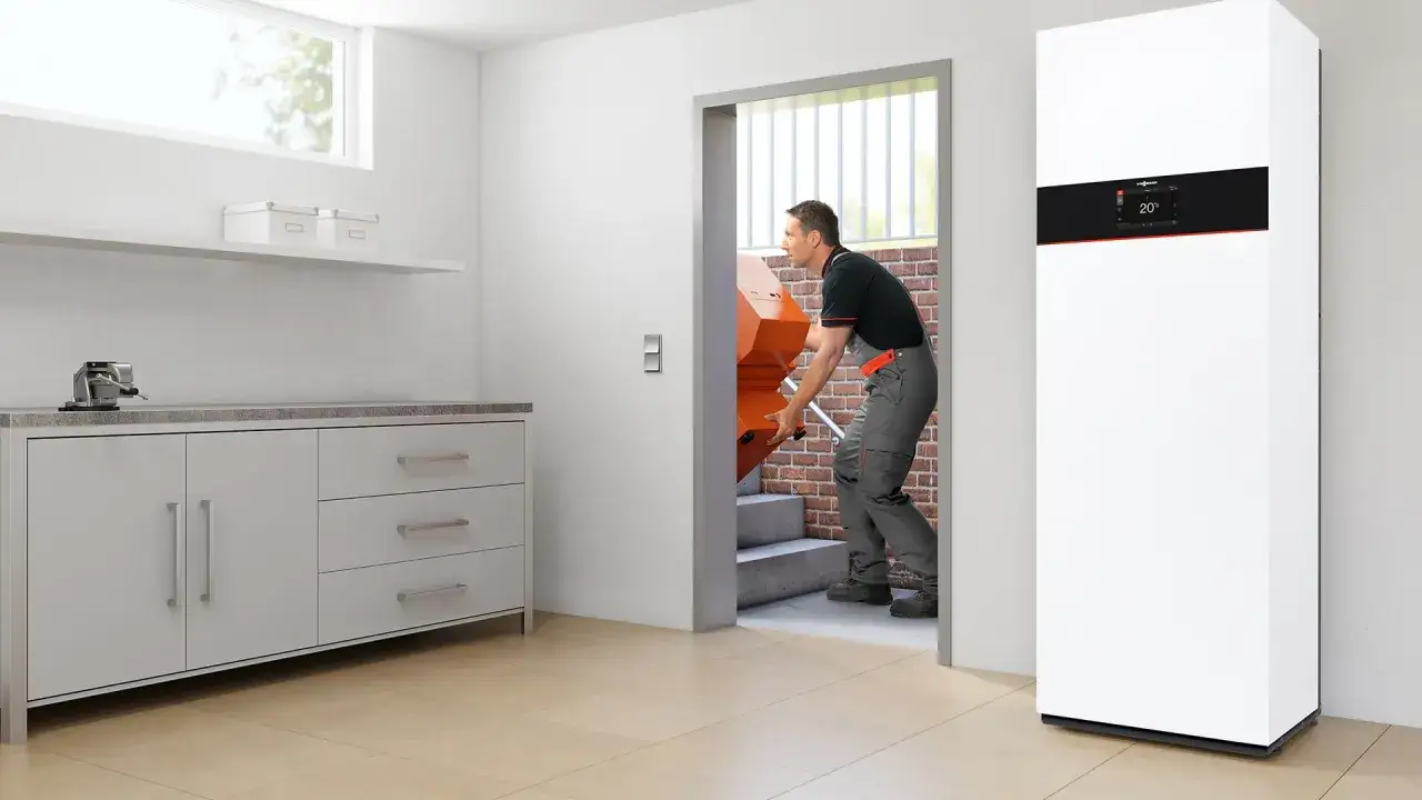 Instalator wnosi nowy piec. Dowiedz się, do kiedy trzeba wymienić piec, by cieszyć się komfortem.