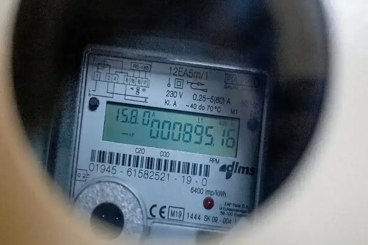 Cyfrowy licznik energii elektrycznej pokazuje 895,16 kWh. Dowiedz się, jak odczytać licznik prądu, by kontrolować zużycie.