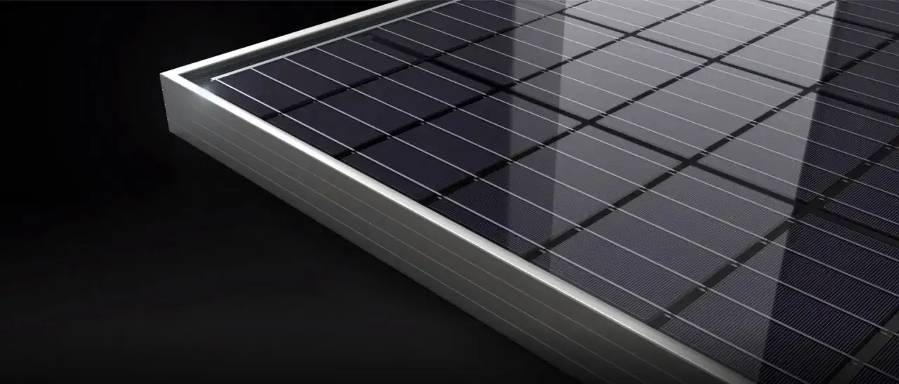 Panel fotowoltaiczny Jinko Solar z aluminiową ramą, odbijający światło, na czarnym tle.