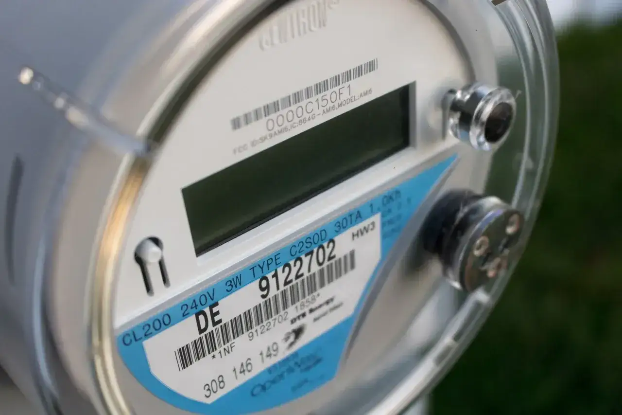 Licznik energii elektrycznej z etykietą wskazującą taryfę G12 Tauron.
