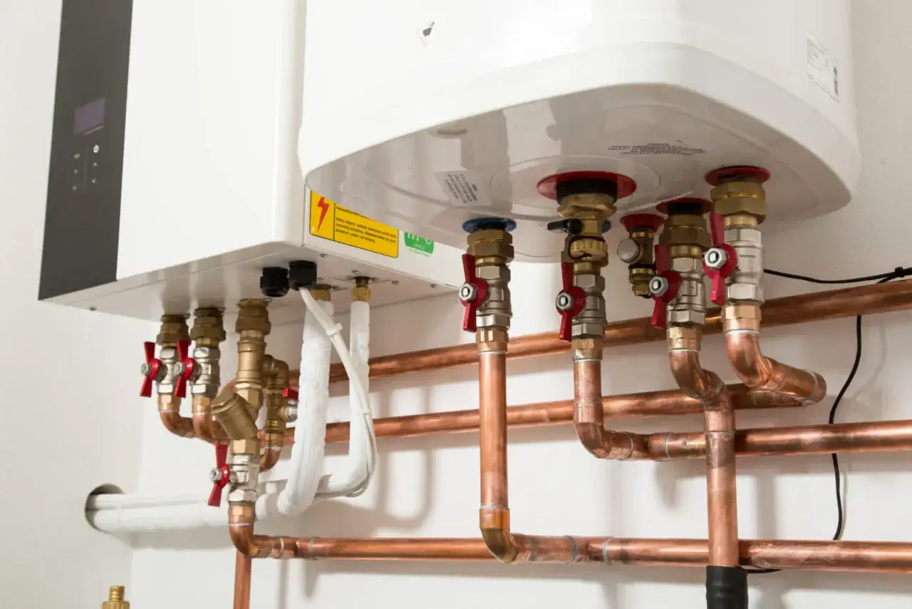 Instalacja grzewcza z miedzianymi rurami i zaworami. Nowoczesne kotły mogą pomóc w redukcji kosztów związanych z podatkiem od emisji CO2.