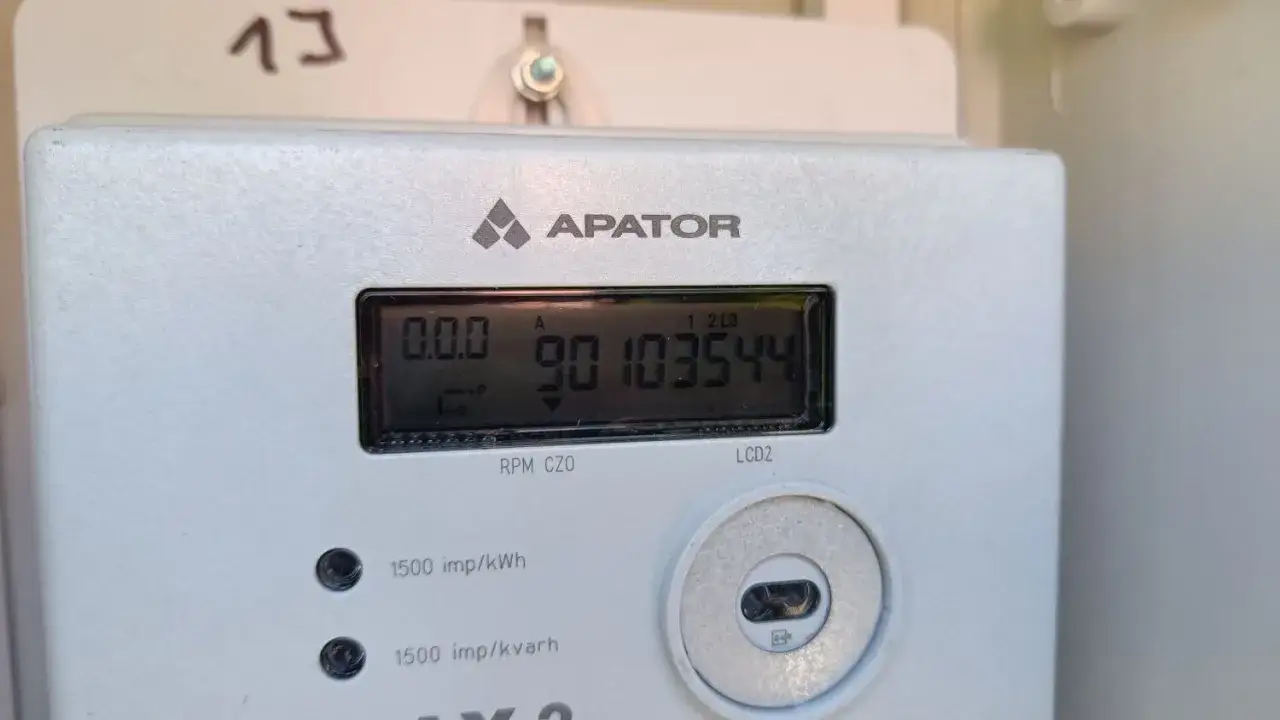 Cyfrowe symbole na liczniku energii elektrycznej APATOR: 0.0.0 A, 90103544 kWh.