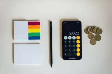 Kalkulator na telefonie pokazuje 2020, obok leżą monety euro. To może być początek oszczędzania na depozyt prosumencki.