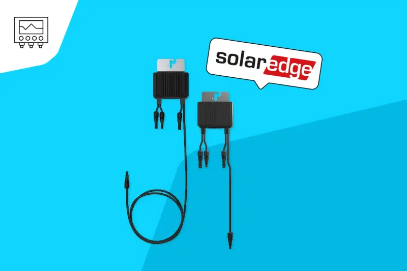 Dwa optymalizatory SolarEdge S440 z okablowaniem na niebieskim tle.