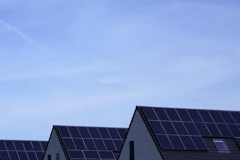 Domy z panelami monokrystalicznymi na dachach. Sprawdź, jaka jest aktualna panele monokrystaliczne cena i zainwestuj w zieloną energię.